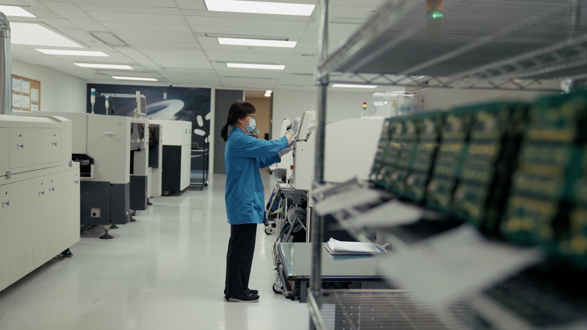 Foreseeson operator working on the SMT line